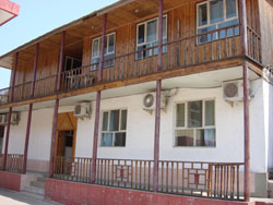 ������һ�����ɾӶȼٴ�Ժ��(n��i)��ɫ